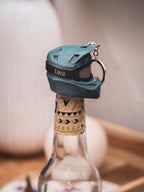 Flaschendeckel Motorradhelm für Bier, Limo & kl. Sektflaschen mit schwarzer Brille | Helm in verschiedenen Farben & personalisierbar | mit Schlüsselring
