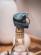 Flaschendeckel Motorradhelm für Bier, Limo & kl. Sektflaschen mit schwarzer Brille | Helm in verschiedenen Farben | mit Schlüsselring