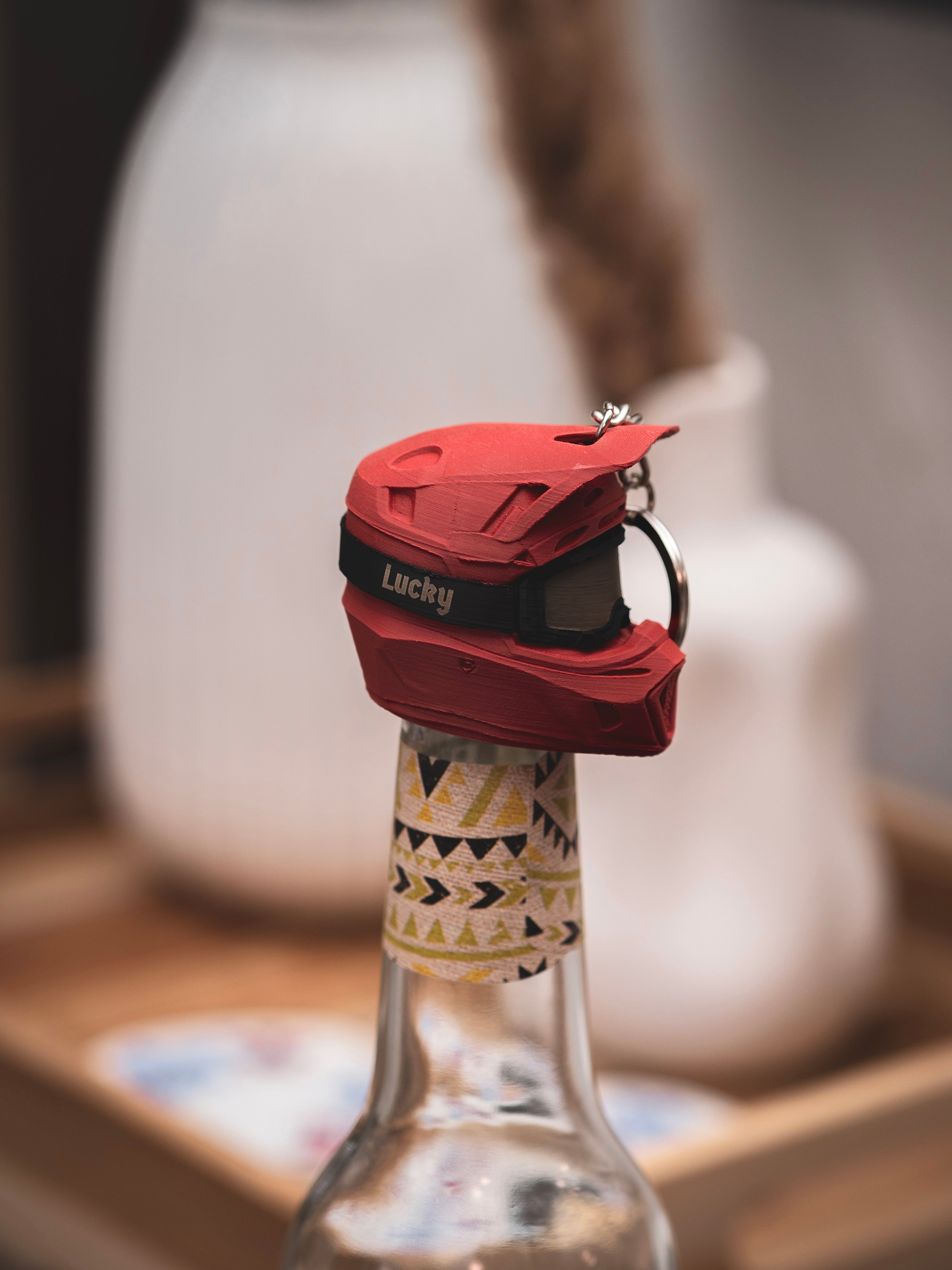 Flaschendeckel Motorradhelm für Bier, Limo & kl. Sektflaschen mit schwarzer Brille | Helm in verschiedenen Farben & personalisierbar | mit Schlüsselring