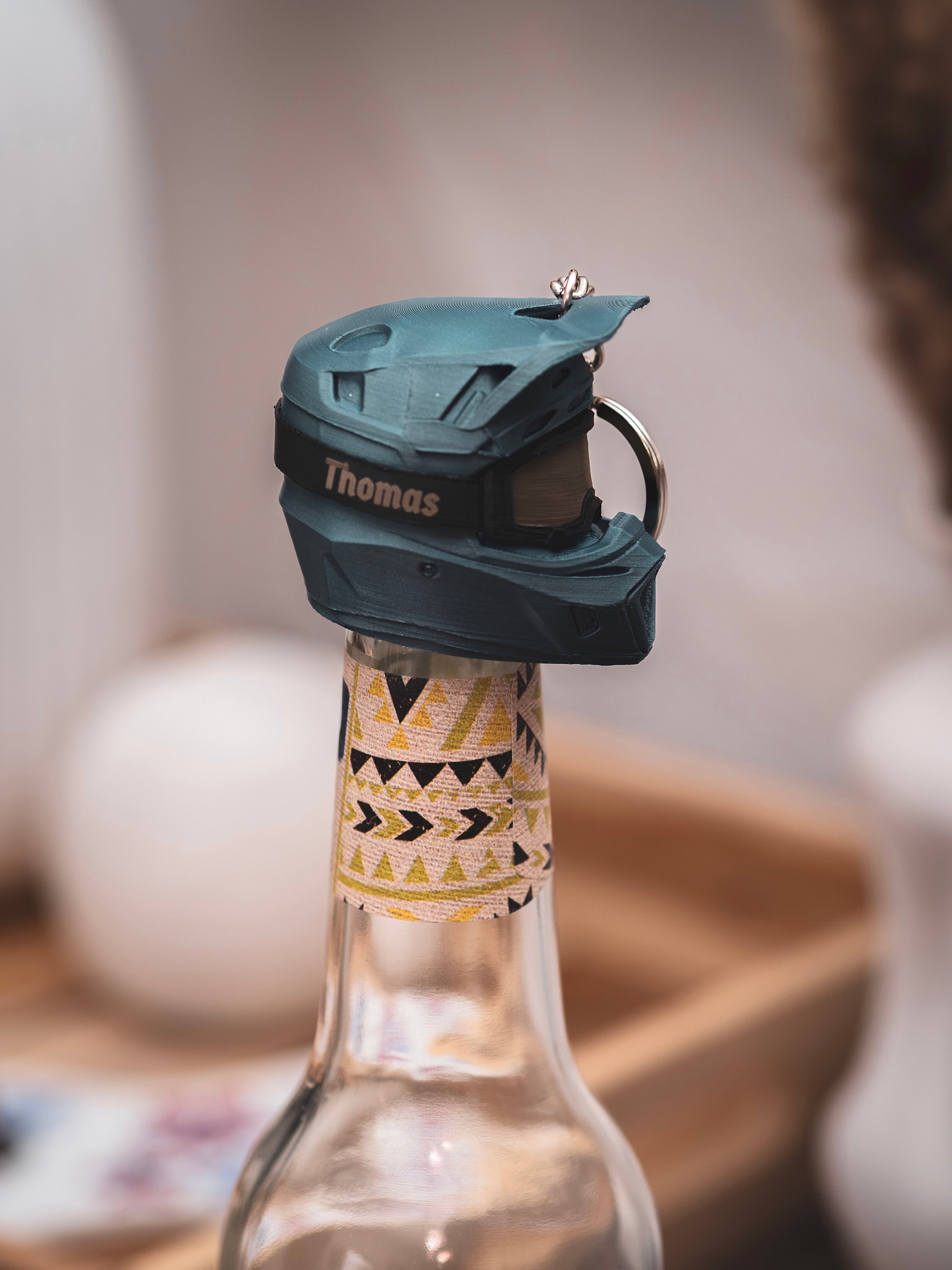 Flaschendeckel Motorradhelm für Bier, Limo & kl. Sektflaschen mit schwarzer Brille | Helm in verschiedenen Farben & personalisierbar | mit Schlüsselring