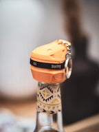 Flaschendeckel Motorradhelm für Bier, Limo & kl. Sektflaschen mit schwarzer Brille | Helm in verschiedenen Farben & personalisierbar | mit Schlüsselring