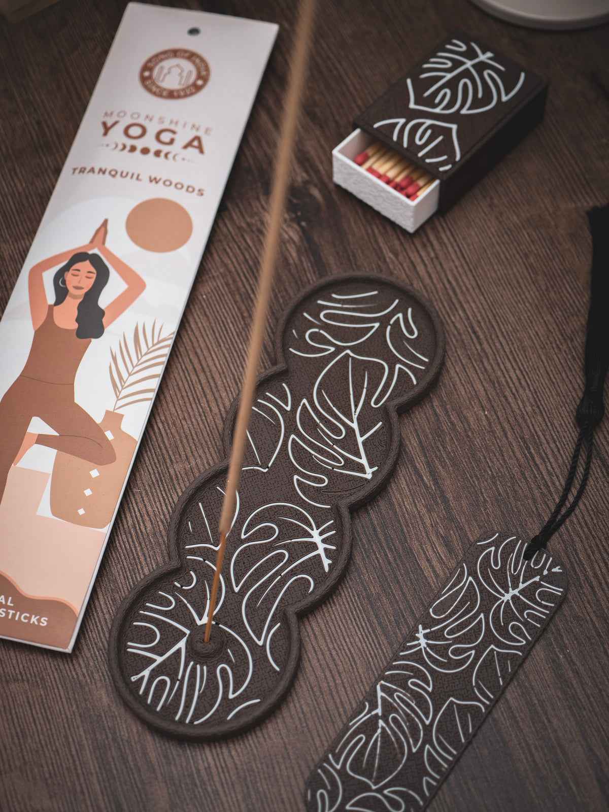 Monatera-Set | Räucherstäbchen, -halter, Streichholzbox & Lesezeichen