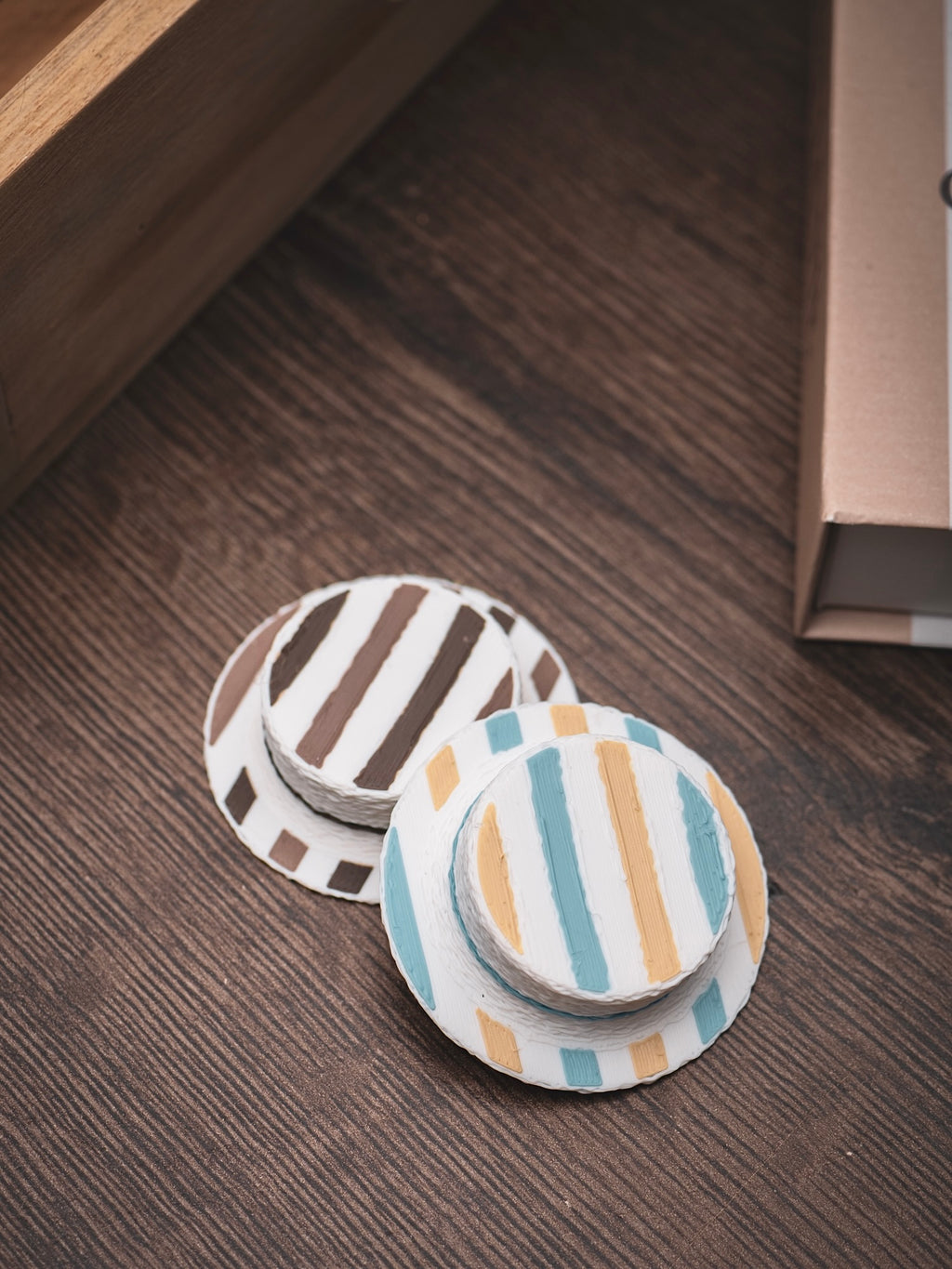 Flaschendeckel Strohhut stripes² für Bier, Limo & kl. Sektflaschen | auch als Schlüsselanhänger