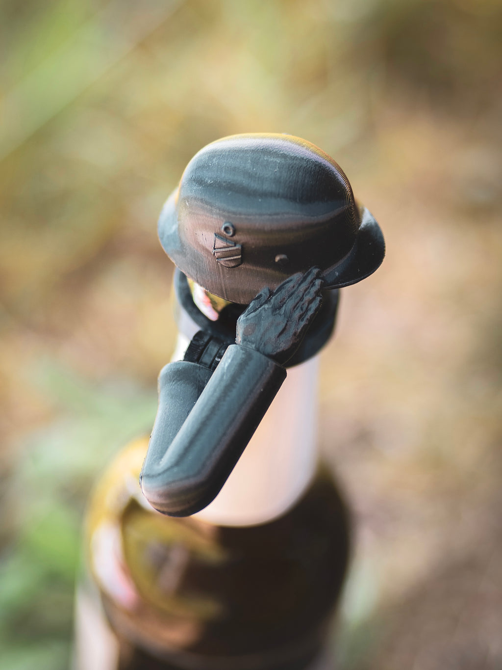 Flaschendeckel Stahlhelm für Bier, Limo & kl. Sektflaschen
