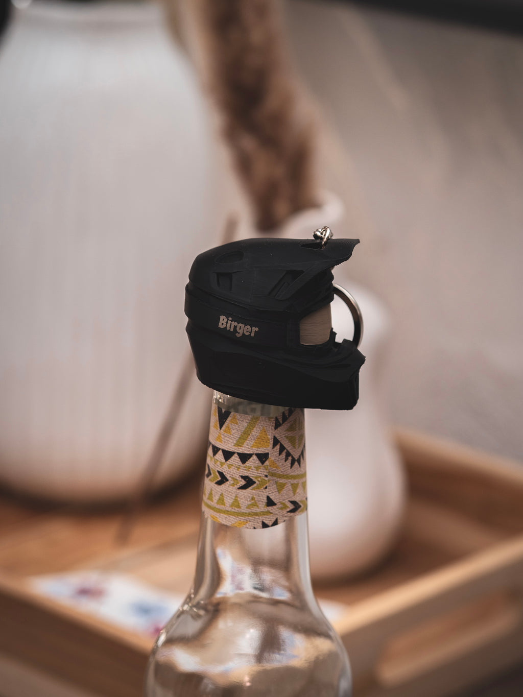 Flaschendeckel Motorradhelm für Bier, Limo & kl. Sektflaschen mit schwarzer Brille | Helm in verschiedenen Farben & personalisierbar | mit Schlüsselring