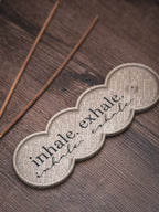 Räucherstäbchen Halter inhale.exhale. | 16 cm - verschiedene Farben | + 1 Gratis Räucherstäbchen