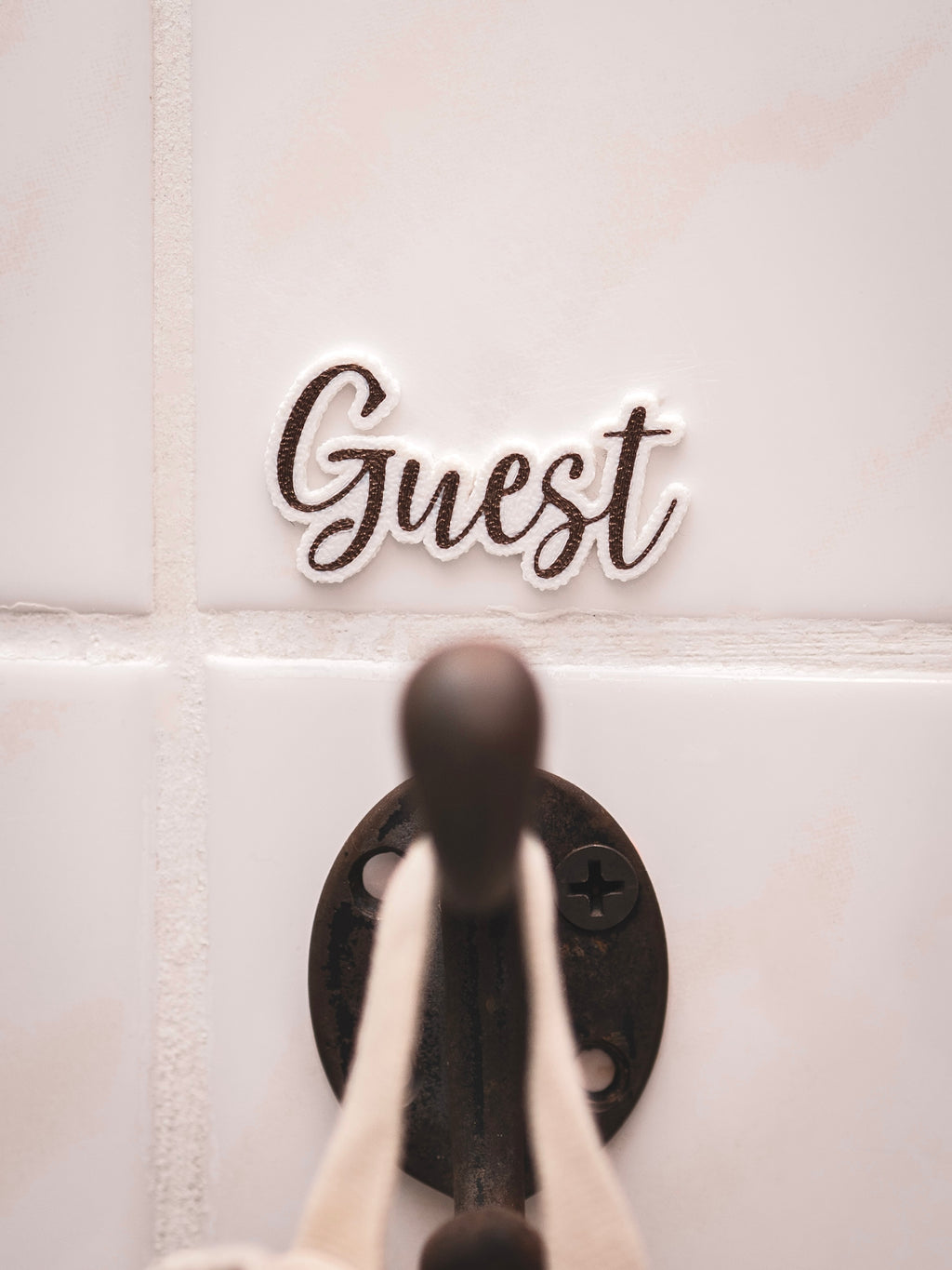Guest | Gästeschild zum aufhängen oder kleben | in 7 Farben | in 2 Sprachen