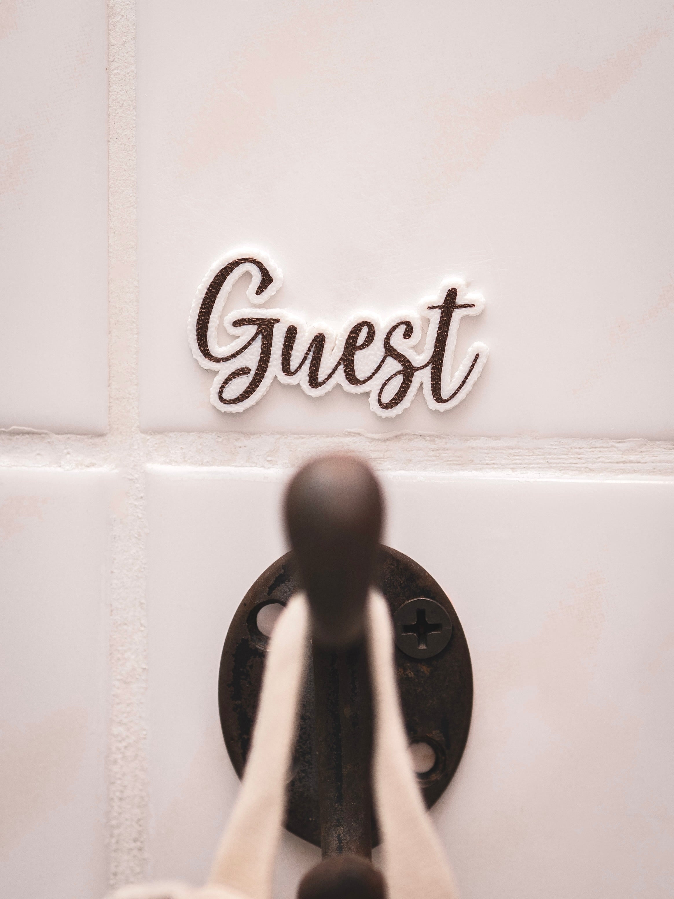 Guest | Gästeschild zum aufhängen oder kleben | in 7 Farben | in 2 Sprachen