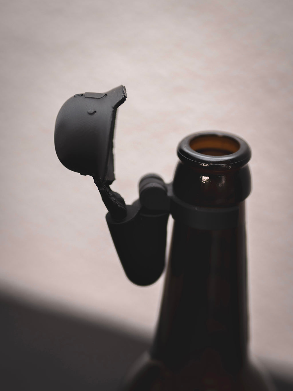 Flaschendeckel Stahlhelm für Bier, Limo & kl. Sektflaschen