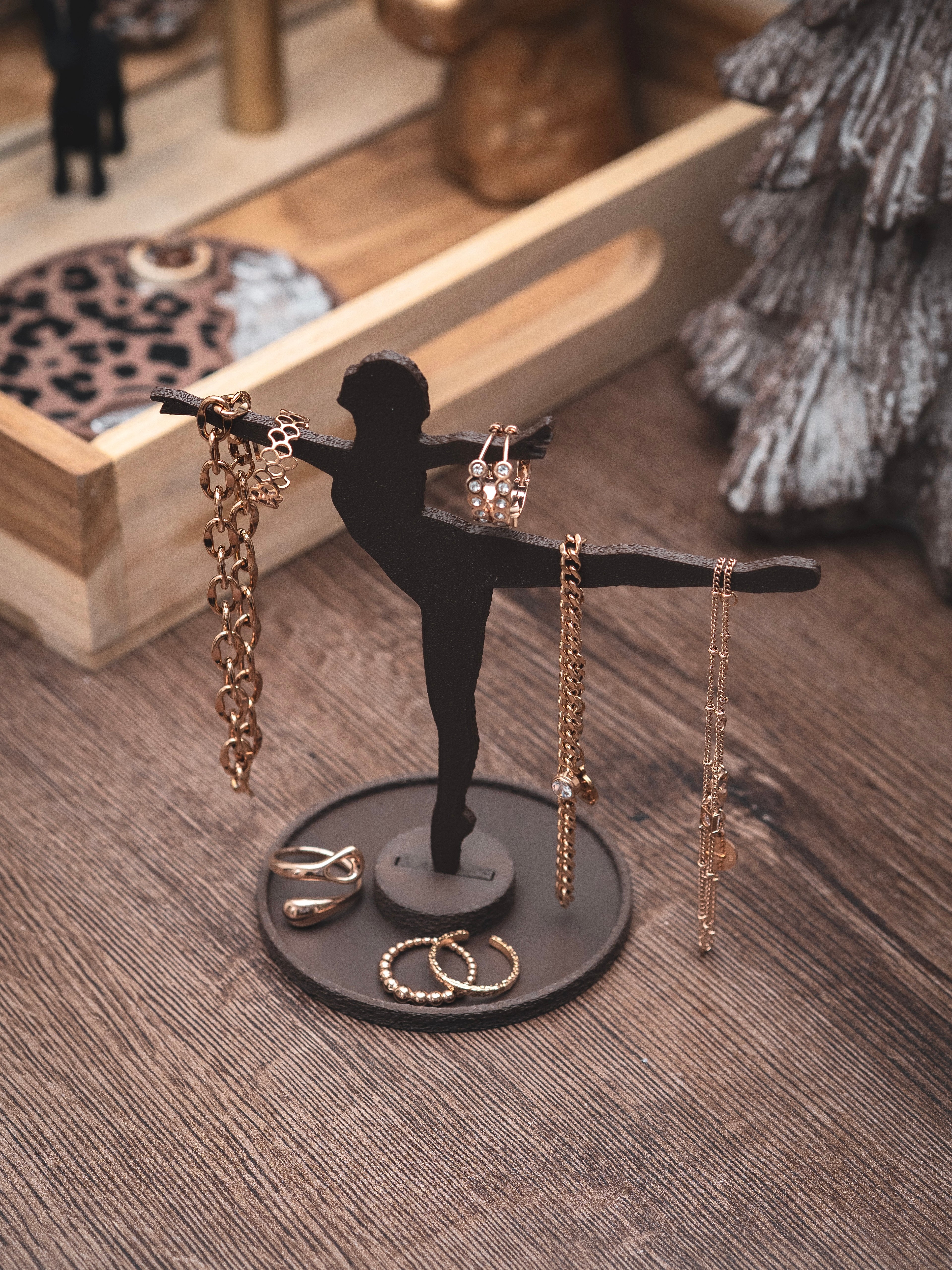 Schmuckständer Tänzerin für Creolen, Ringe & Armbänder mit kleiner Ablage