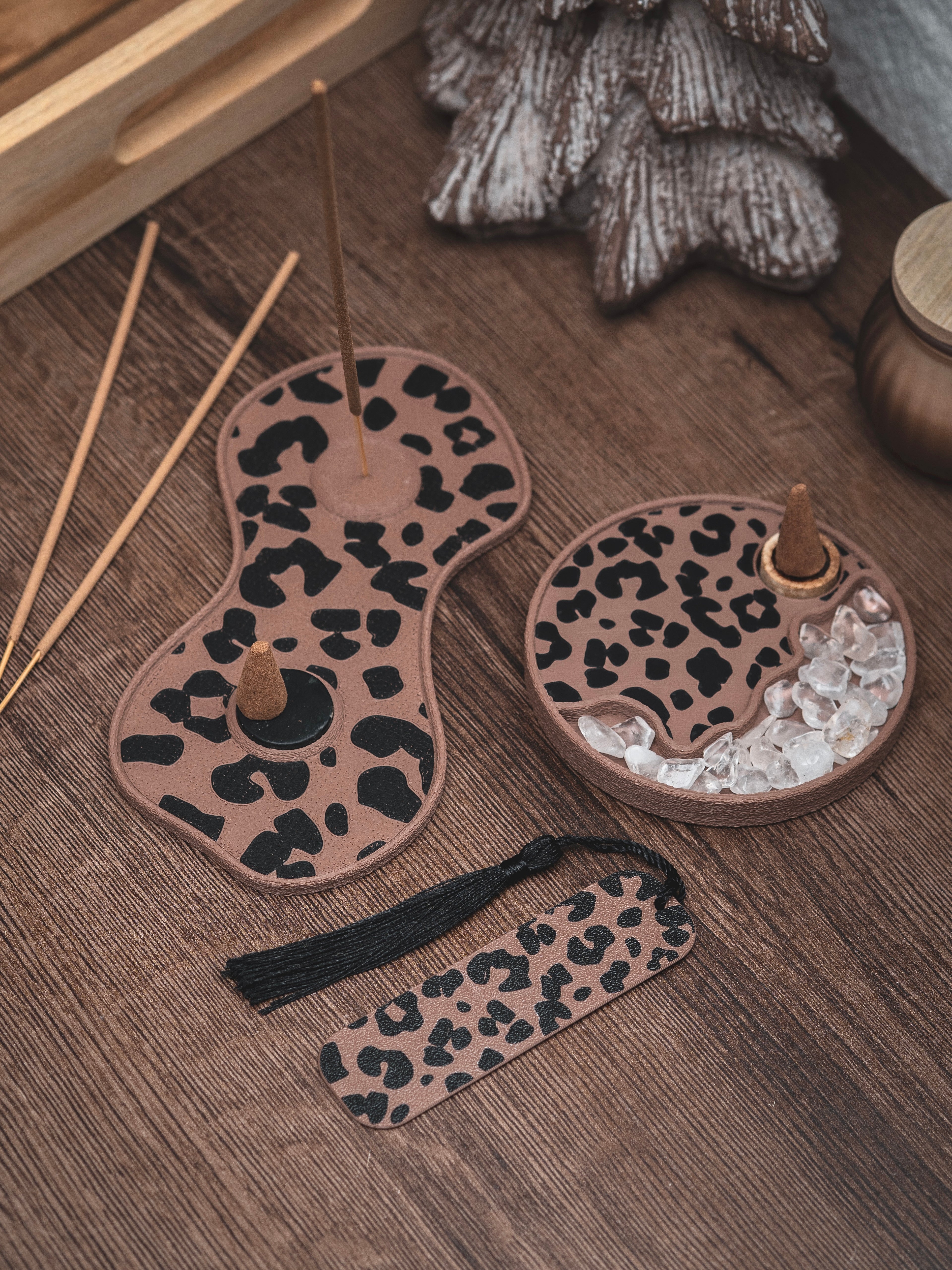 Räucherstäbchen & -kegel Halter Leo | 18 cm - verschiedene Farben | + 1 Gratis Räucherstäbchen