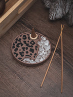 Räucherwerkhalter Set Leo | 10 cm - hellbraun schwarz mit Bergkristallen und Räucherkegeln | für Kegel & Stäbchen
