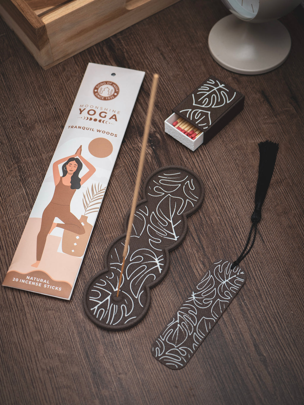 Monatera-Set | Räucherstäbchen, -halter, Streichholzbox & Lesezeichen