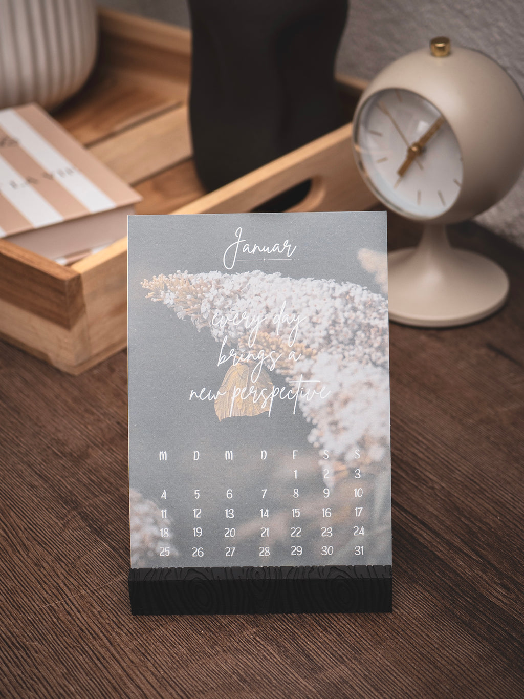 Kalender 2027 'momentpoesie' mit Kartenhalter in verschiedenen Farben & Designs