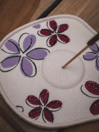 Räucherstäbchen & -kegel Halter Bloom Art | 18 cm - verschiedene Farben | + 1 Gratis Räucherstäbchen