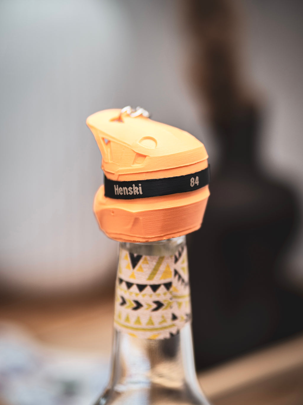 Flaschendeckel Motorradhelm für Bier, Limo & kl. Sektflaschen mit schwarzer Brille | Helm in verschiedenen Farben & personalisierbar | mit Schlüsselring