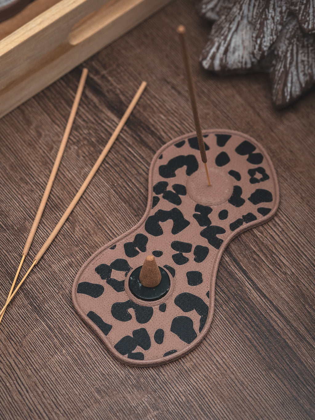 Räucherstäbchen & -kegel Halter Leo | 18 cm - verschiedene Farben | + 1 Gratis Räucherstäbchen