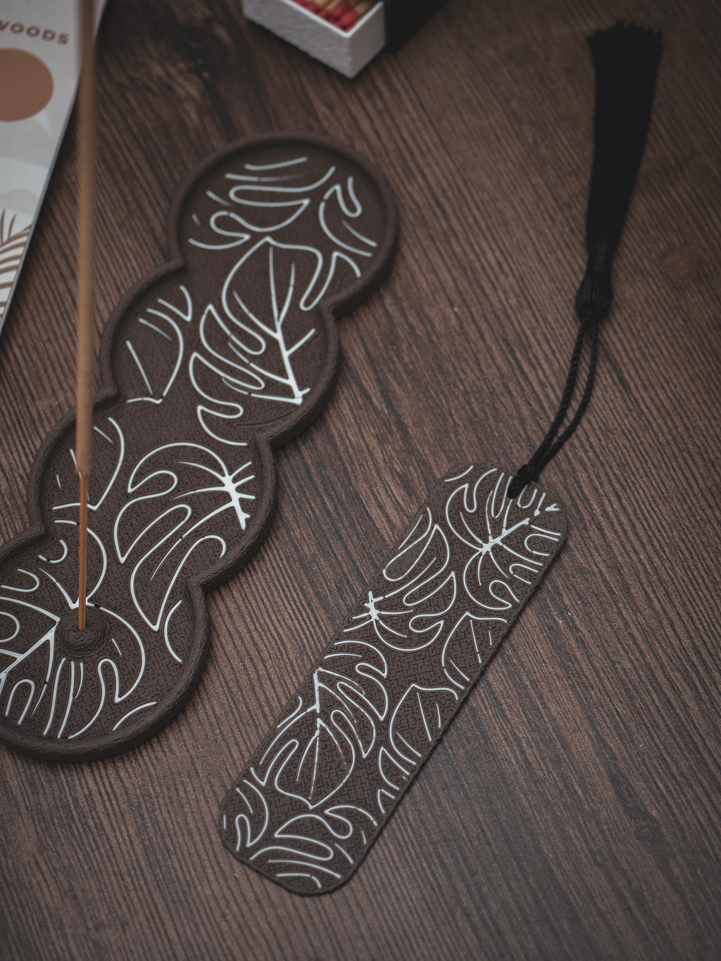 Monatera-Set | Räucherstäbchen, -halter, Streichholzbox & Lesezeichen