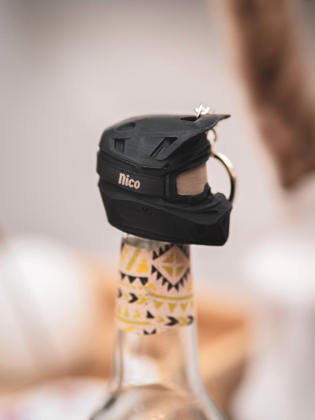 Flaschendeckel Motorradhelm für Bier, Limo & kl. Sektflaschen mit schwarzer Brille | Helm in verschiedenen Farben & personalisierbar | mit Schlüsselring