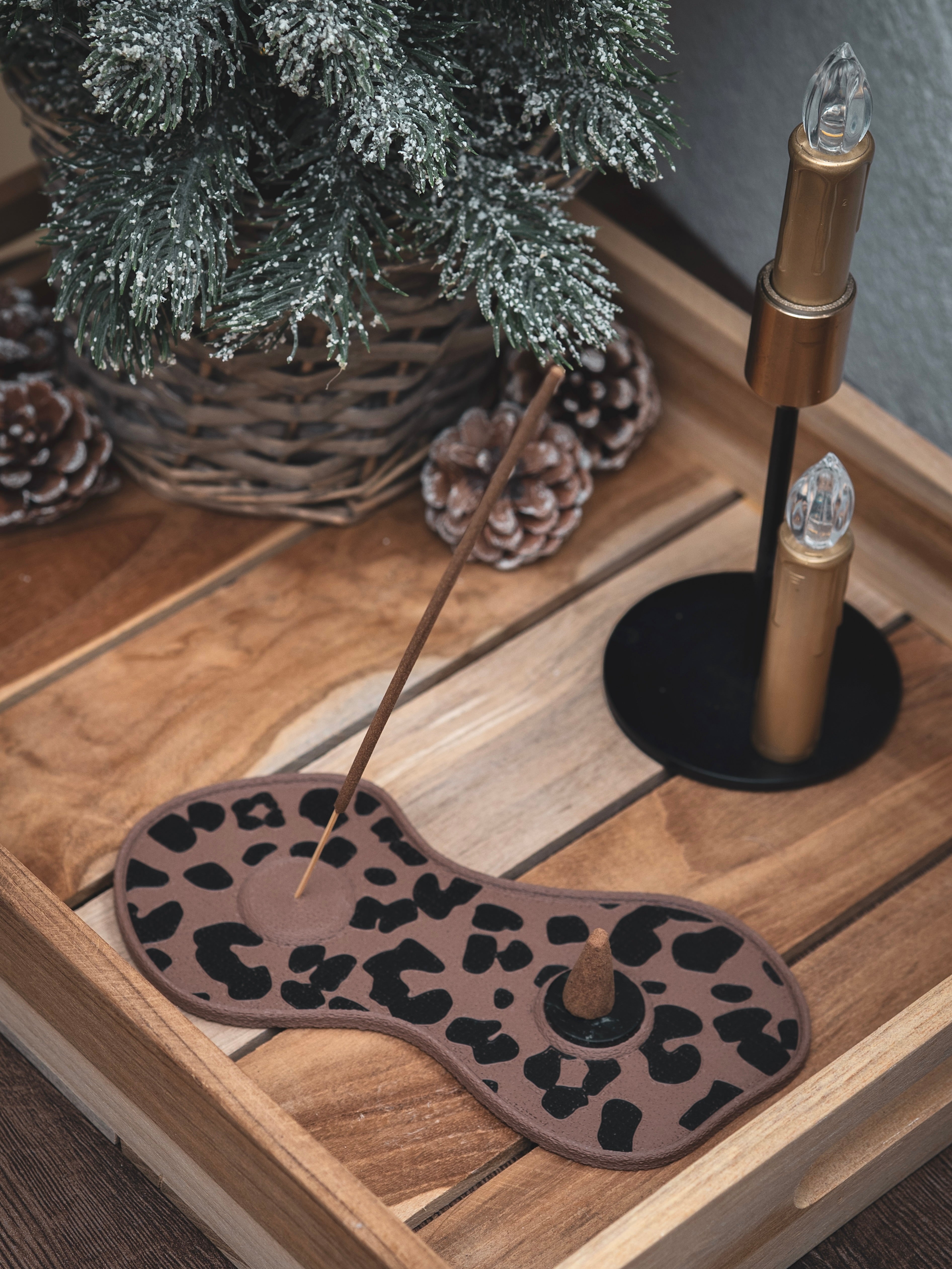 Räucherstäbchen & -kegel Halter Leo | 18 cm - verschiedene Farben | + 1 Gratis Räucherstäbchen