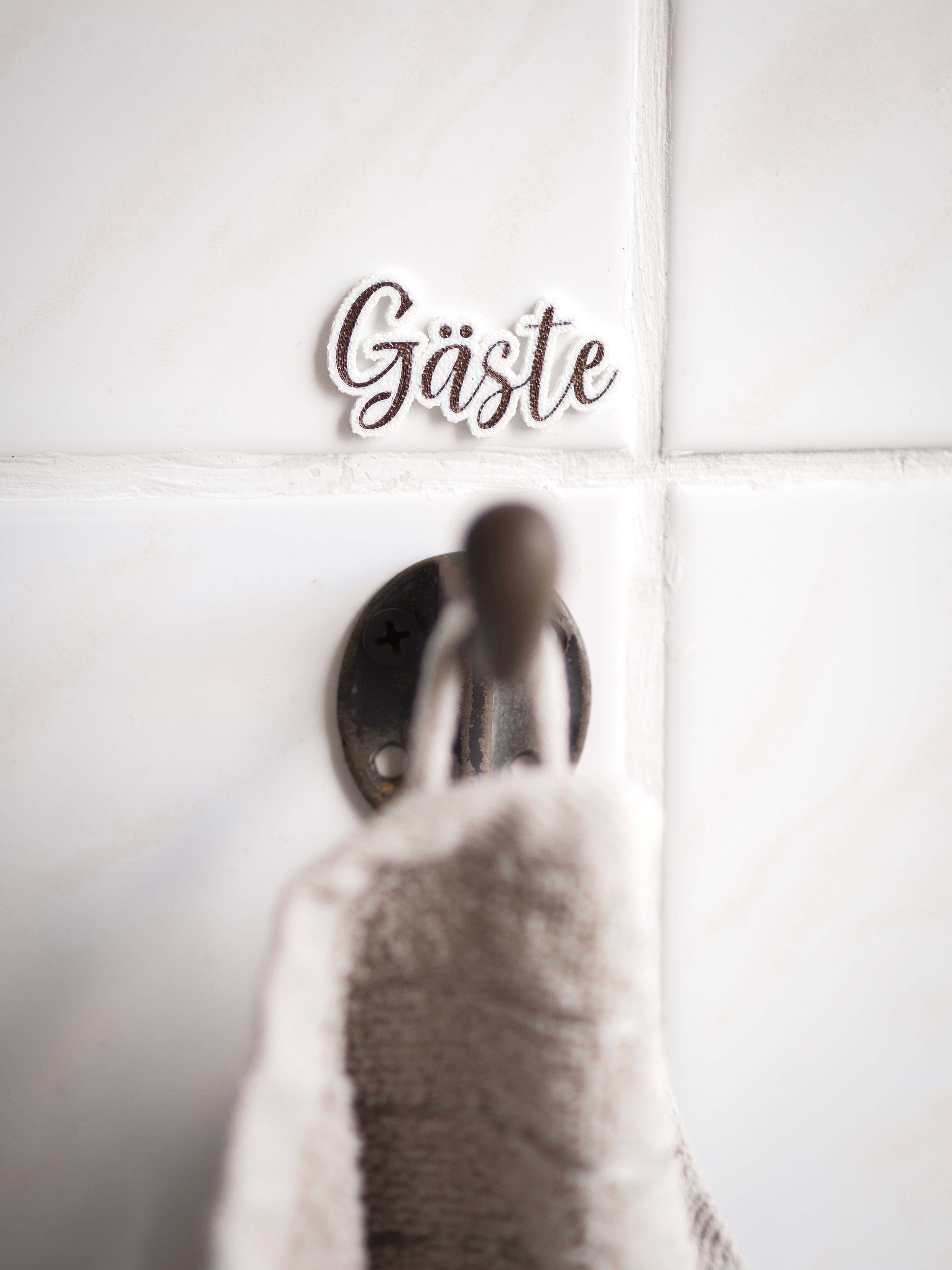 Guest | Gästeschild zum aufhängen oder kleben | in 7 Farben | in 2 Sprachen
