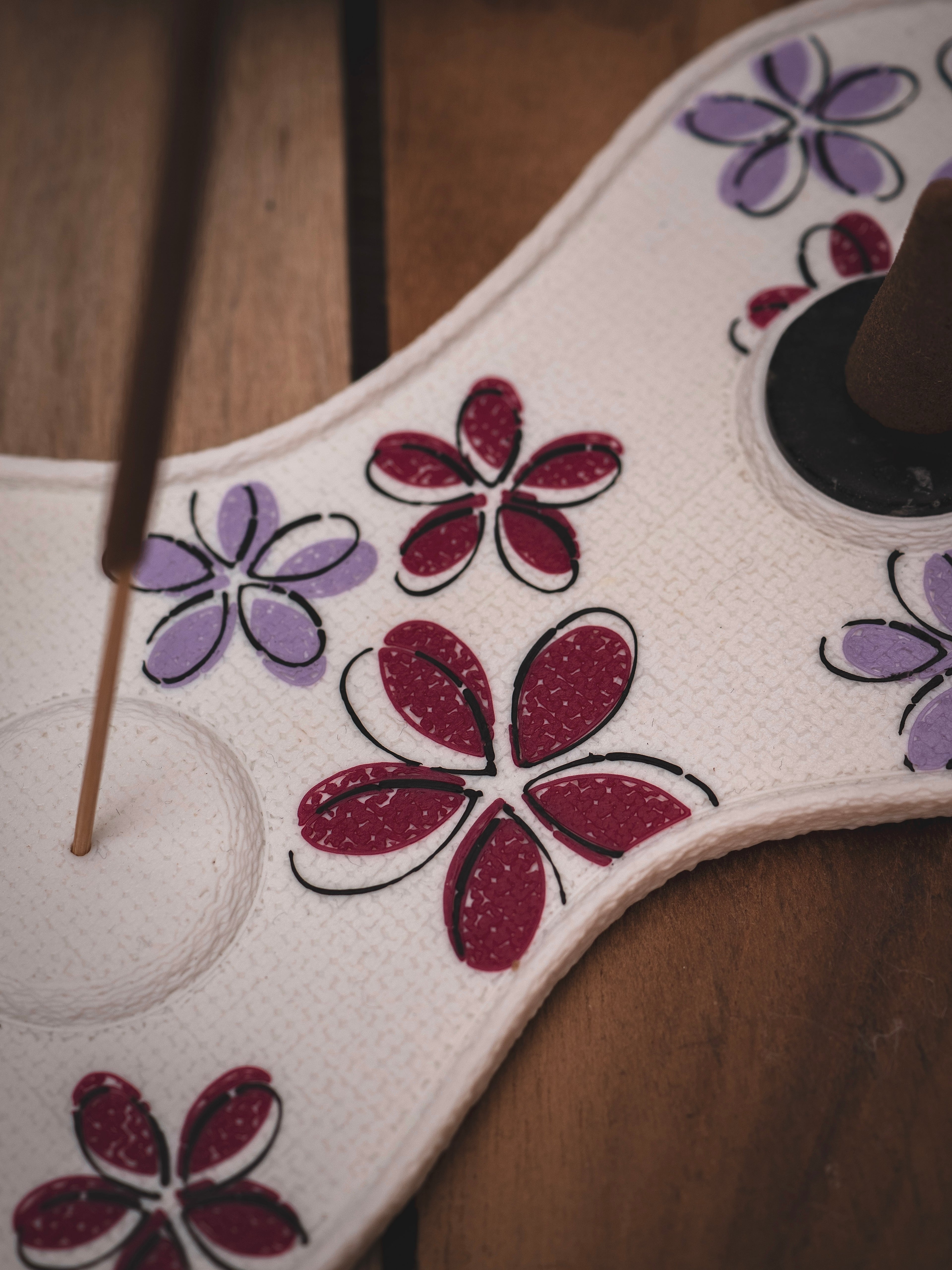 Räucherstäbchen & -kegel Halter Bloom Art | 18 cm - verschiedene Farben | + 1 Gratis Räucherstäbchen