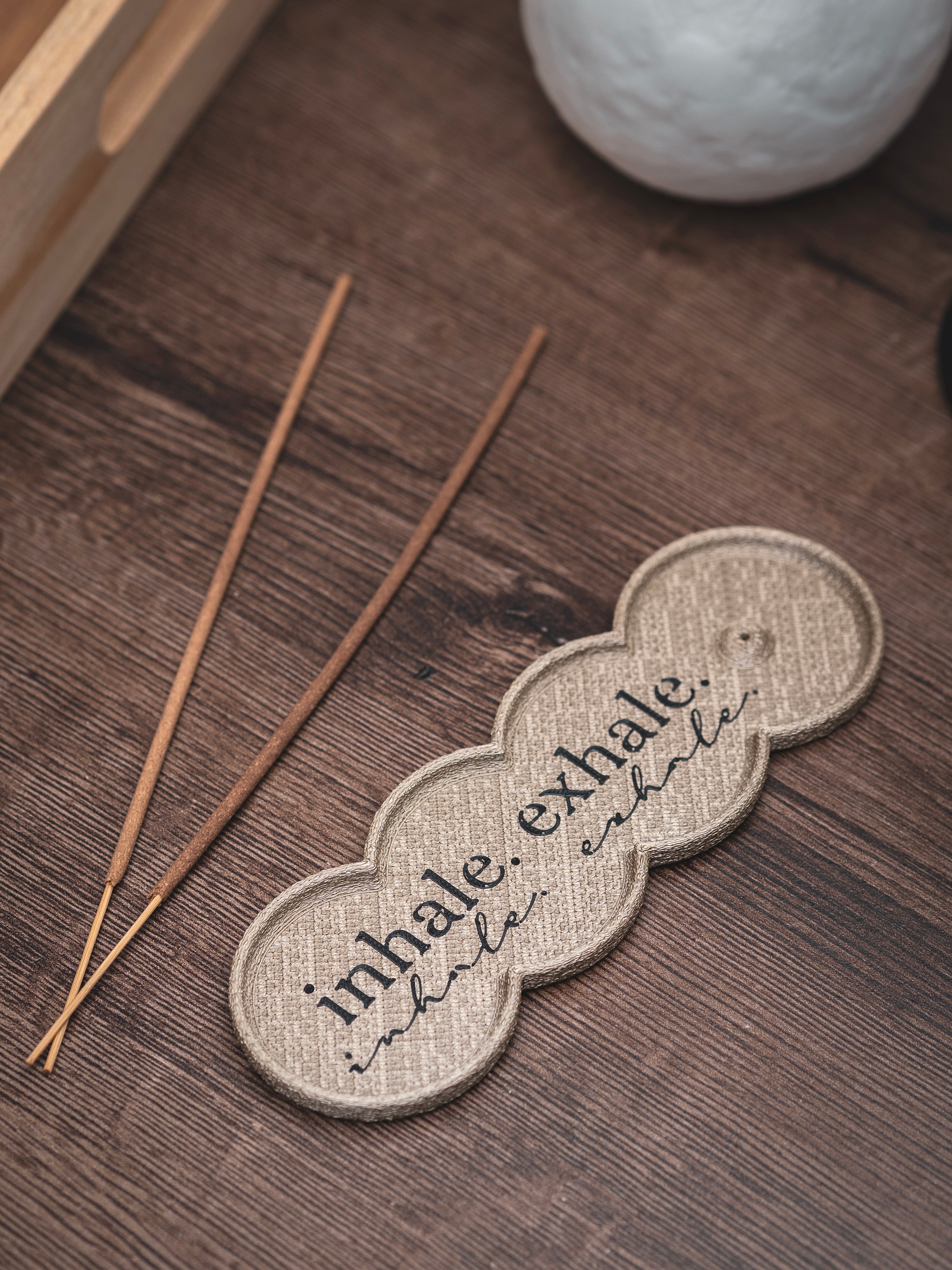Räucherstäbchen Halter inhale.exhale. | 16 cm - verschiedene Farben | + 1 Gratis Räucherstäbchen