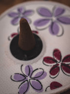 Räucherstäbchen & -kegel Halter Bloom Art | 18 cm - verschiedene Farben | + 1 Gratis Räucherstäbchen