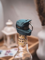 Flaschendeckel Motorradhelm für Bier, Limo & kl. Sektflaschen mit schwarzer Brille | Helm in verschiedenen Farben & personalisierbar | mit Schlüsselring