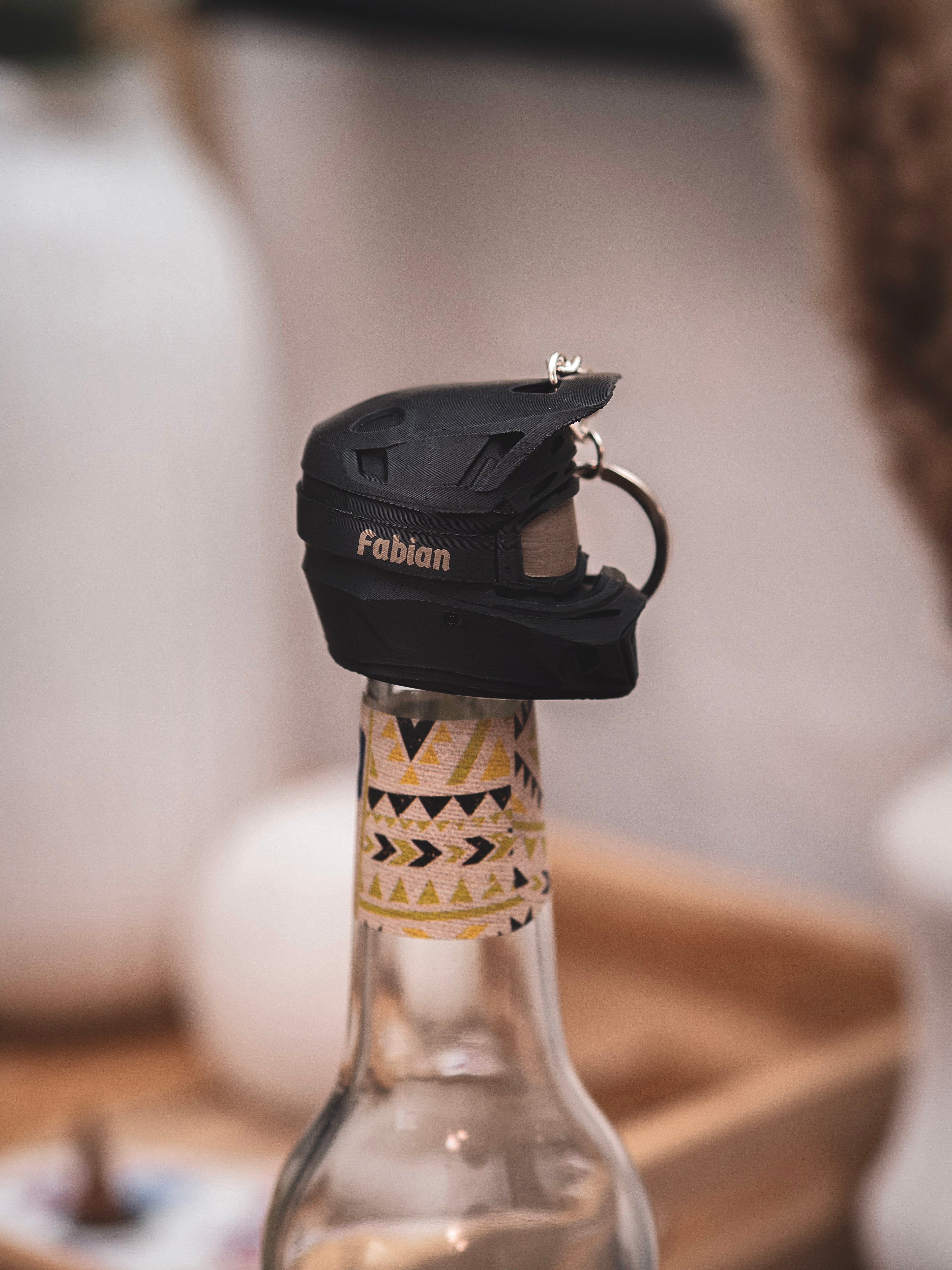 Flaschendeckel Motorradhelm für Bier, Limo & kl. Sektflaschen mit schwarzer Brille | Helm in verschiedenen Farben & personalisierbar | mit Schlüsselring