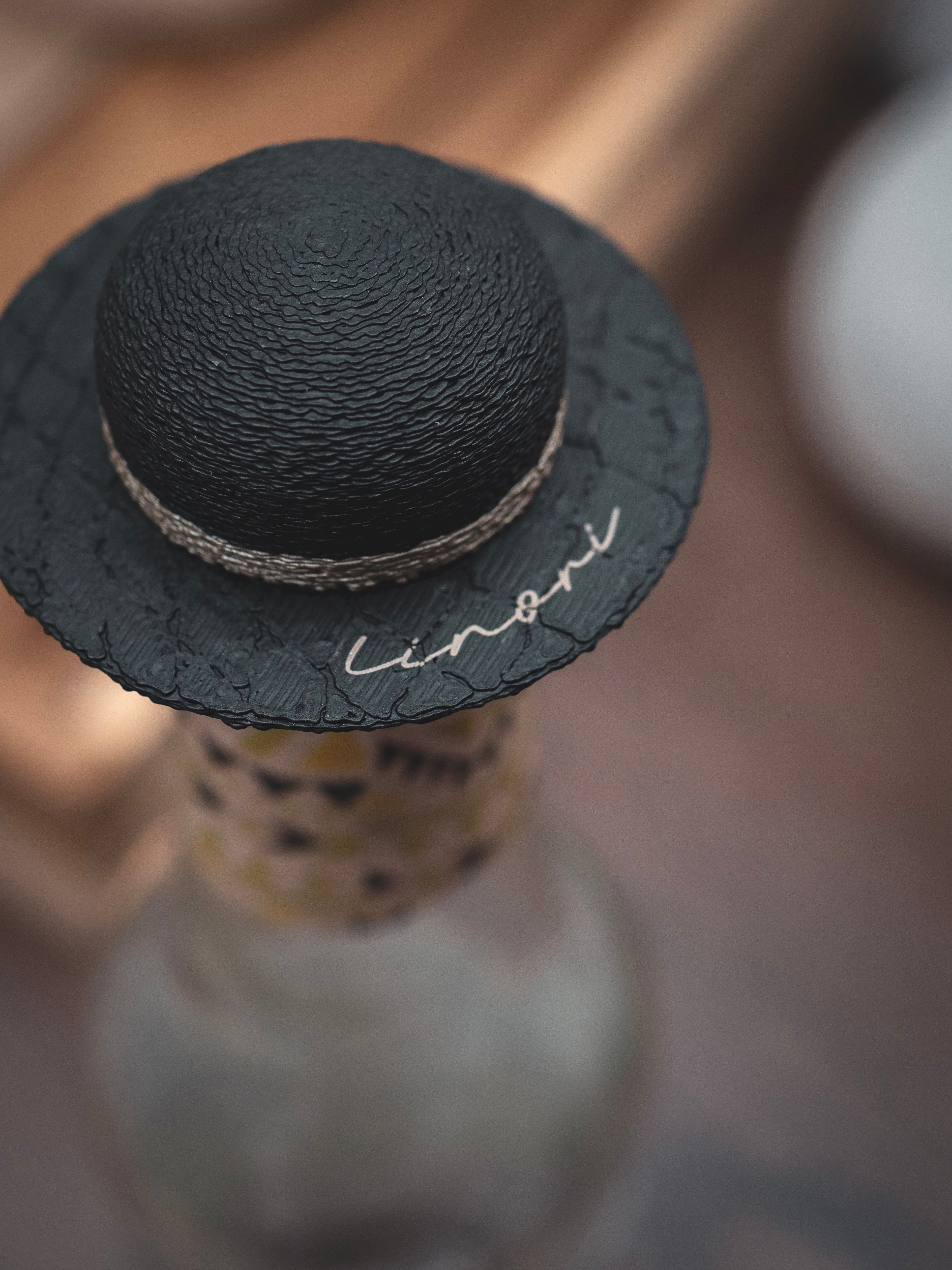 Flaschendeckel Sommerhut für Bier, Limo & kl. Sektflaschen | in schwarz & personalisierbar
