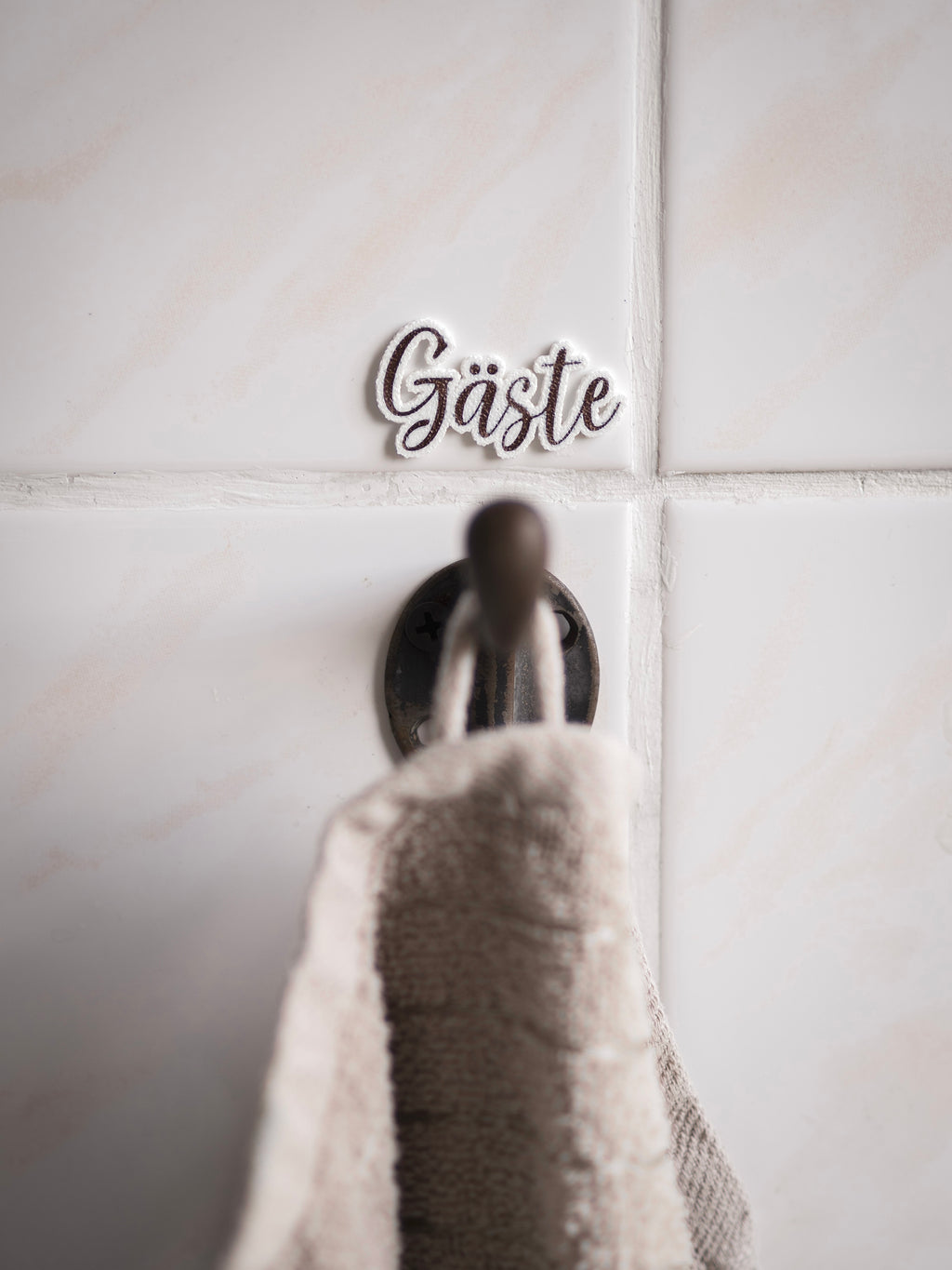 Guest | Gästeschild zum aufhängen oder kleben | in 7 Farben | in 2 Sprachen