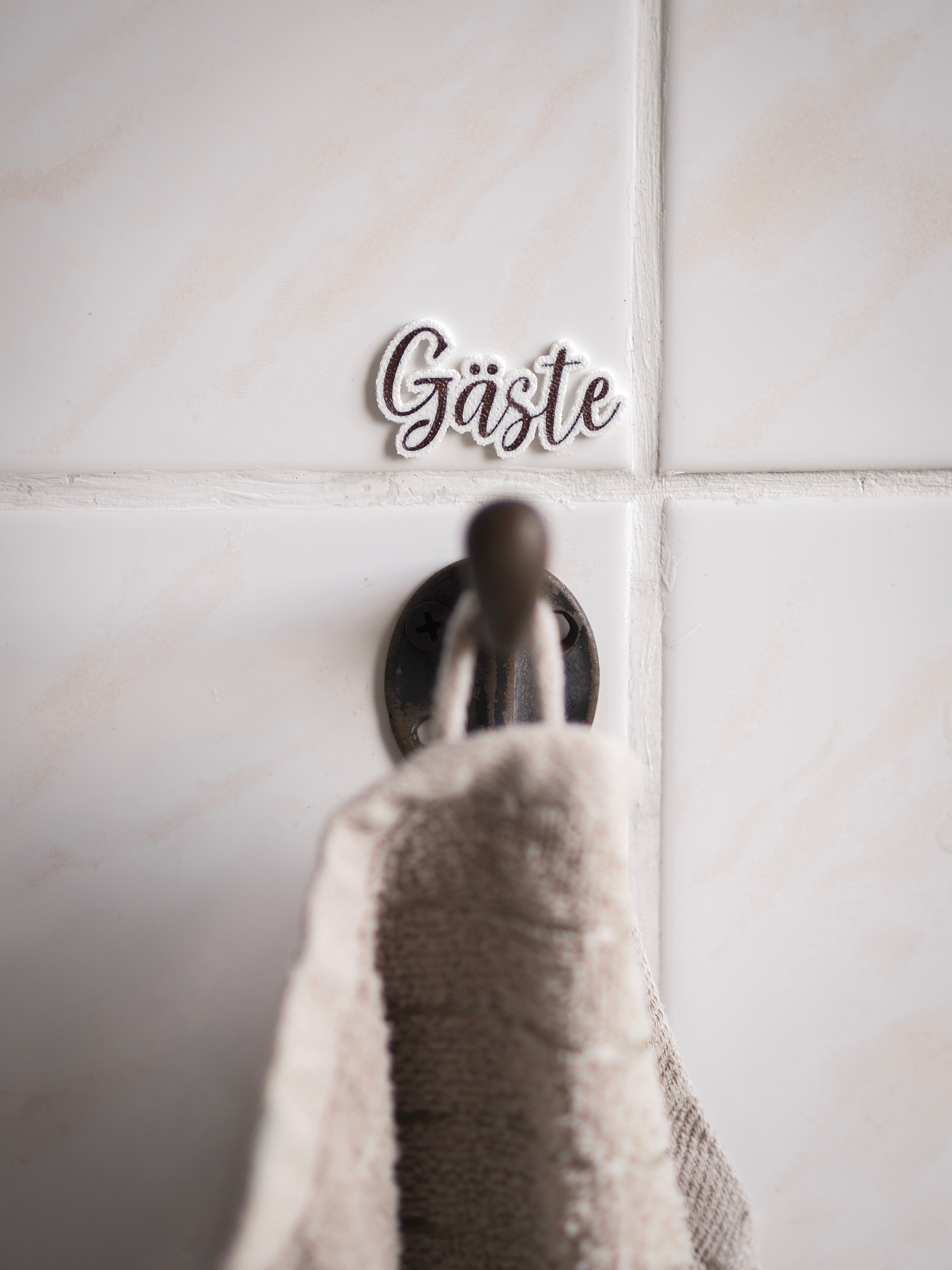 Guest | Gästeschild zum aufhängen oder kleben | in 7 Farben | in 2 Sprachen