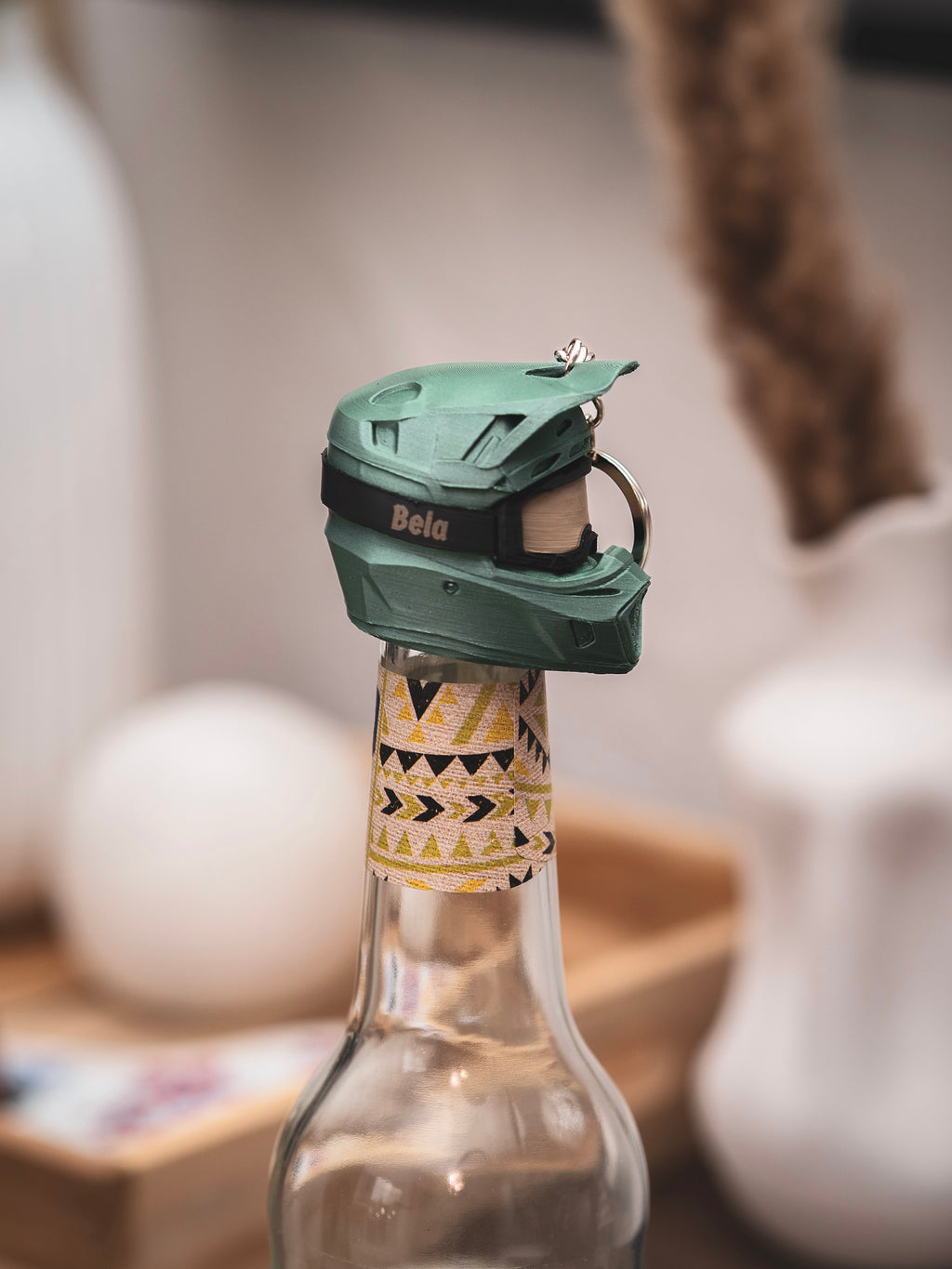 Flaschendeckel Motorradhelm für Bier, Limo & kl. Sektflaschen mit schwarzer Brille | Helm in verschiedenen Farben & personalisierbar | mit Schlüsselring