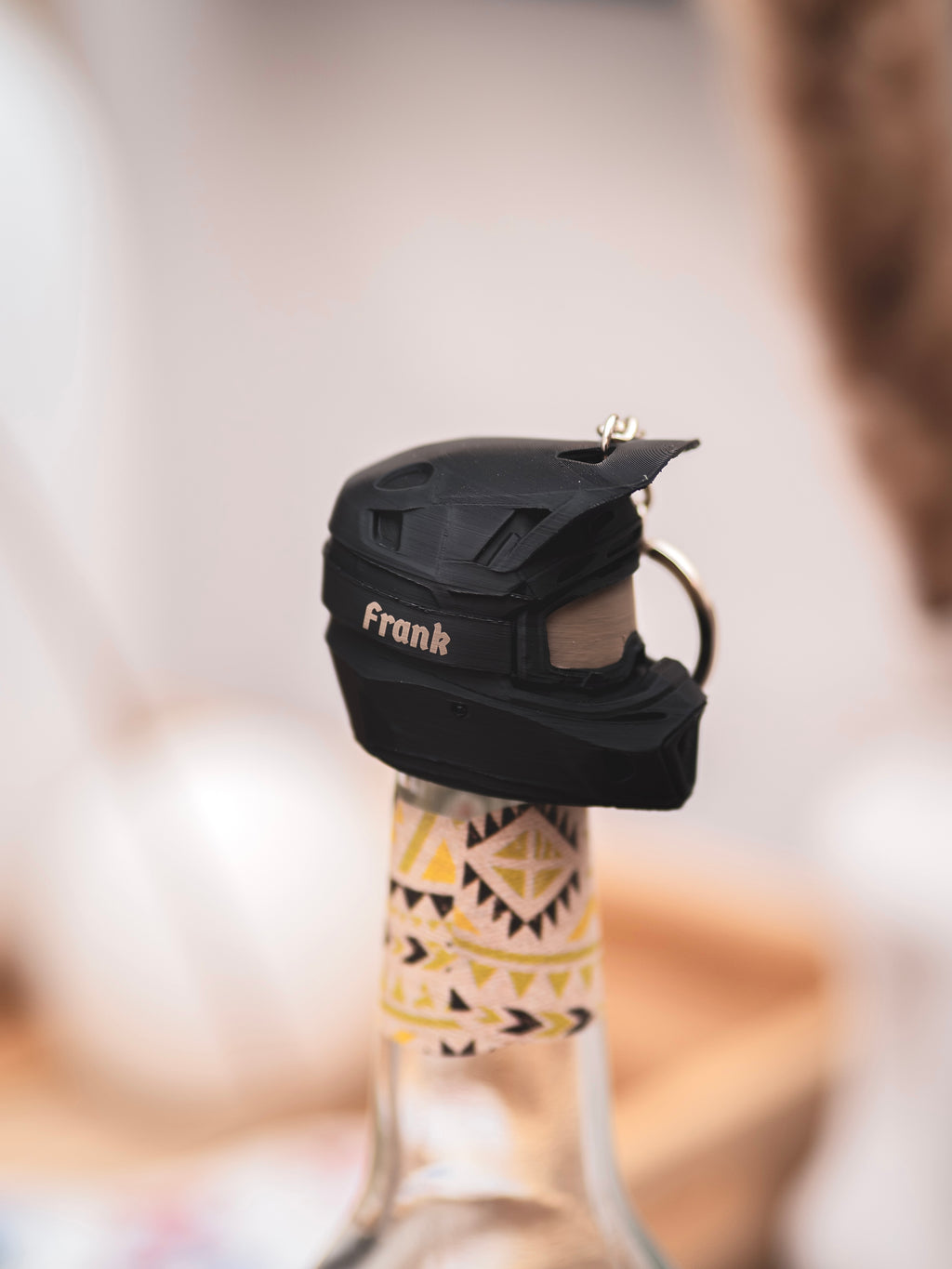 Flaschendeckel Motorradhelm für Bier, Limo & kl. Sektflaschen mit schwarzer Brille | Helm in verschiedenen Farben & personalisierbar | mit Schlüsselring
