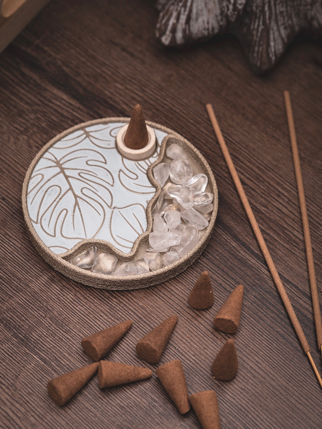 Räucherwerkhalter Set Monstera | 10 cm - iridiumgold weiß mit Bergkristallen und Räucherkegeln | für Kegel & Stäbchen