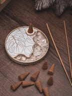 Räucherwerkhalter Set Monstera | 10 cm - iridiumgold weiß mit Bergkristallen und Räucherkegeln | für Kegel & Stäbchen