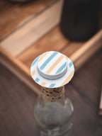 Flaschendeckel Strohhut stripes² für Bier, Limo & kl. Sektflaschen | auch als Schlüsselanhänger