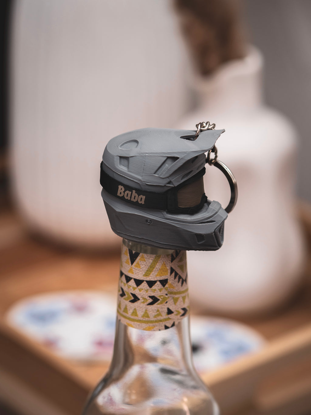 Flaschendeckel Motorradhelm für Bier, Limo & kl. Sektflaschen mit schwarzer Brille | Helm in verschiedenen Farben & personalisierbar | mit Schlüsselring
