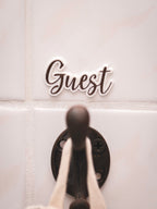 Guest | Gästeschild zum aufhängen oder kleben | in 7 Farben | in 2 Sprachen