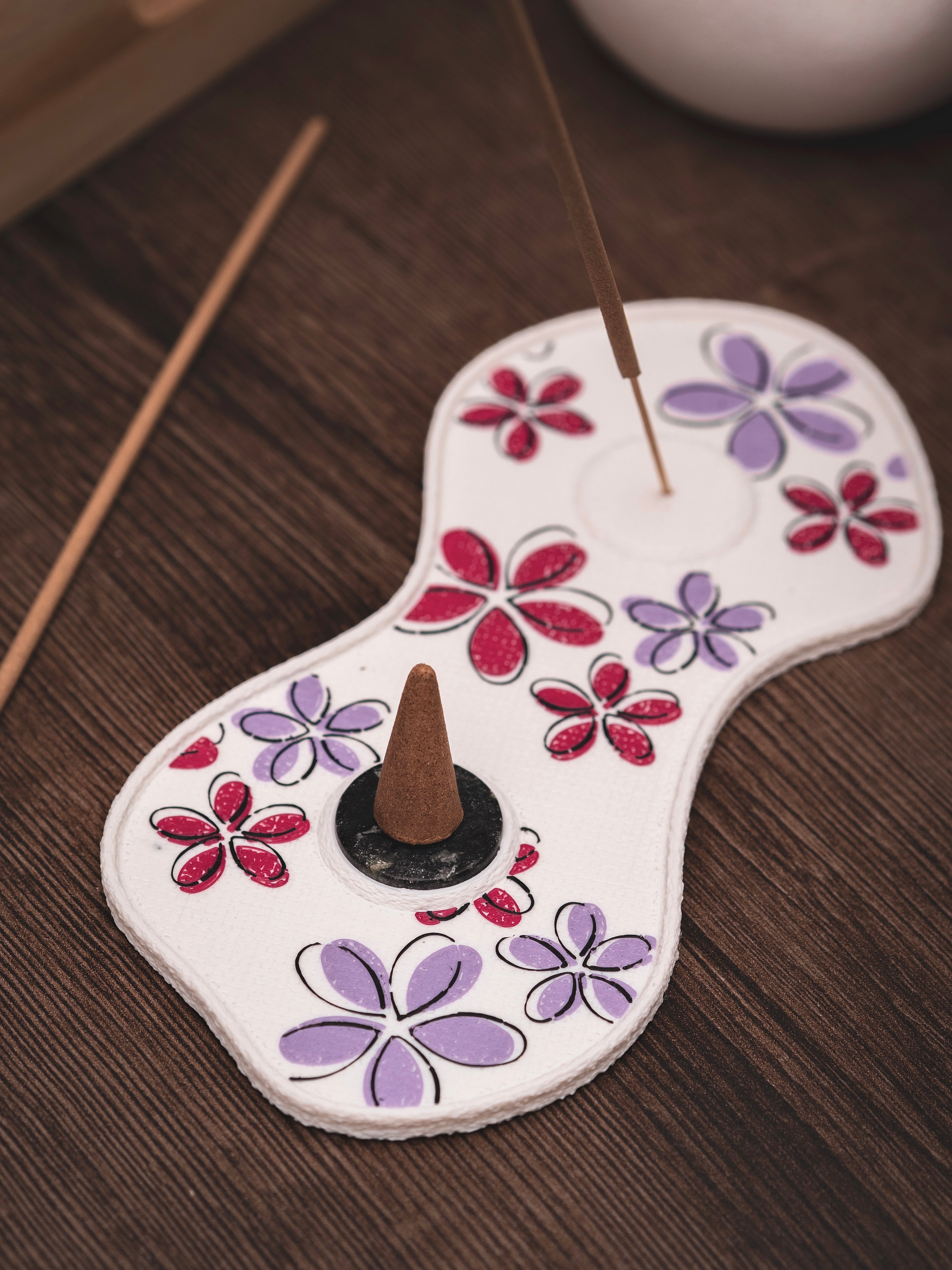 Räucherstäbchen & -kegel Halter Bloom Art | 18 cm - verschiedene Farben | + 1 Gratis Räucherstäbchen