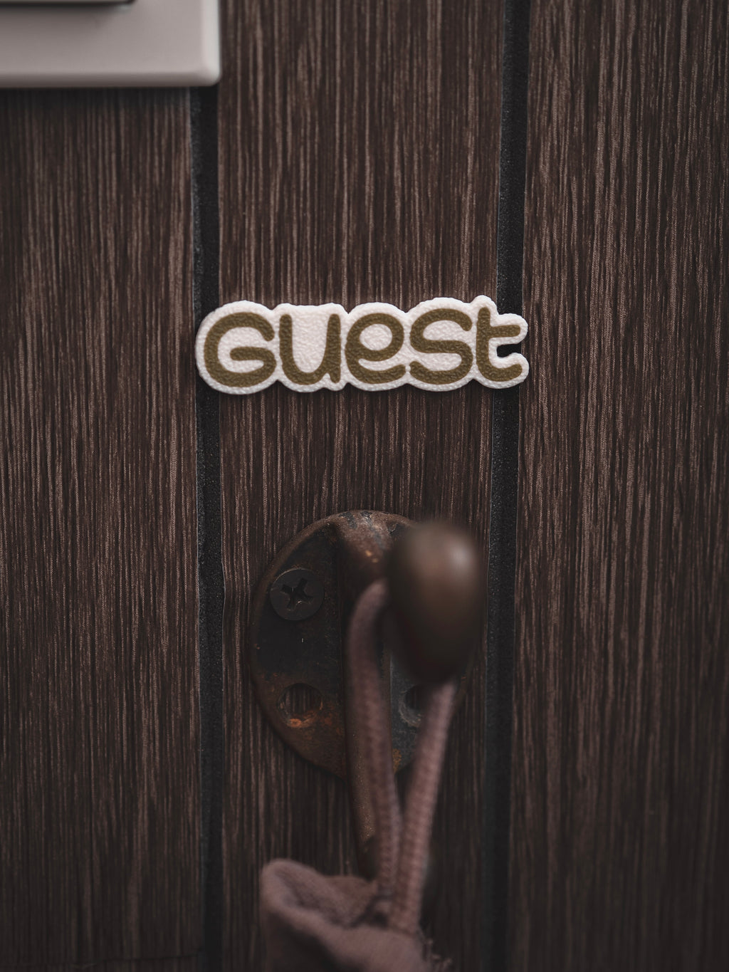 Guest | Gästeschild zum aufhängen oder kleben | verschiedene Farben | in 2 Sprachen