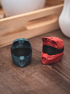 Flaschendeckel Motorradhelm für Bier, Limo & kl. Sektflaschen mit schwarzer Brille | Helm in verschiedenen Farben & personalisierbar | mit Schlüsselring