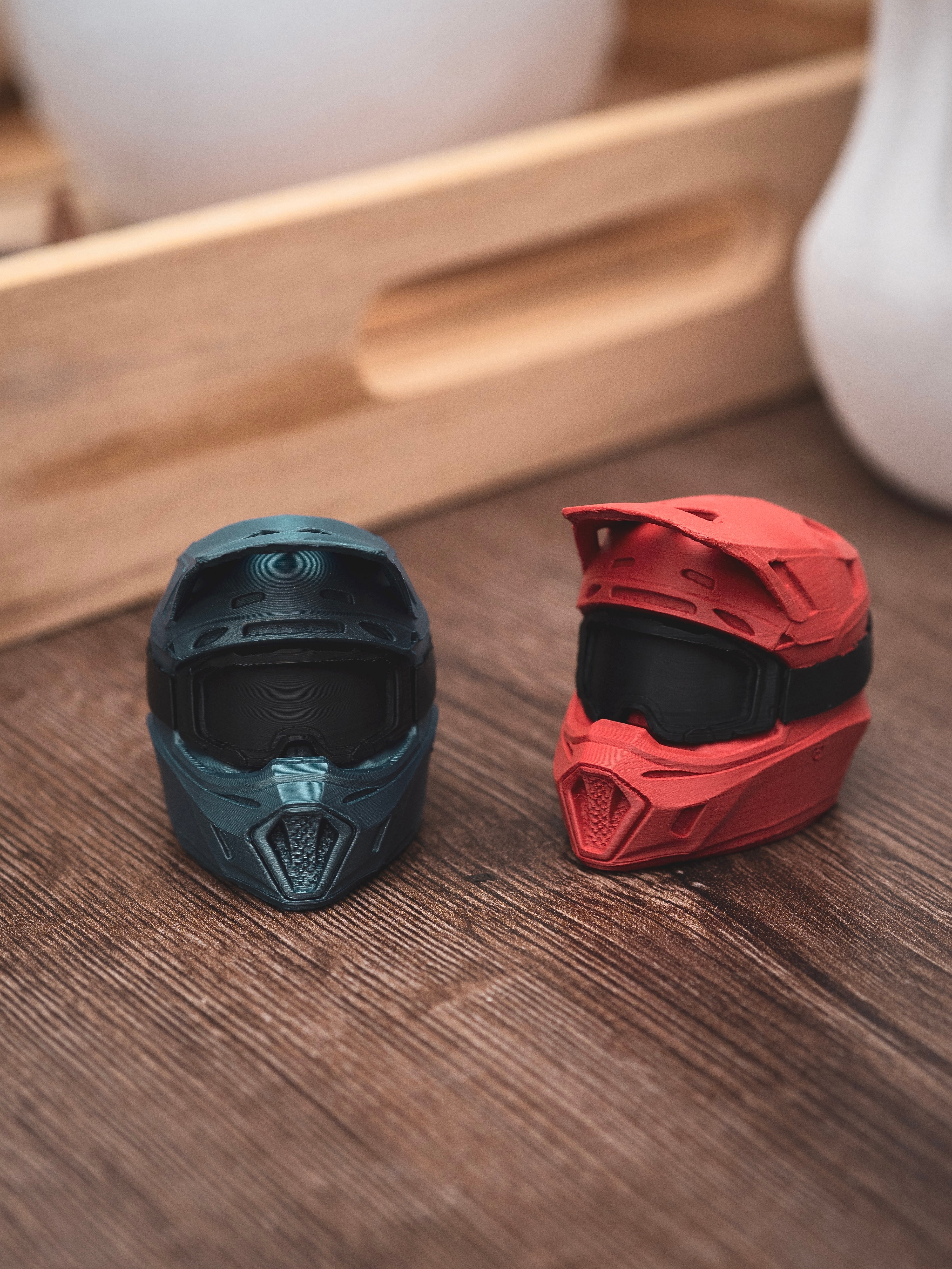 Flaschendeckel Motorradhelm für Bier, Limo & kl. Sektflaschen mit schwarzer Brille | Helm in verschiedenen Farben & personalisierbar | mit Schlüsselring