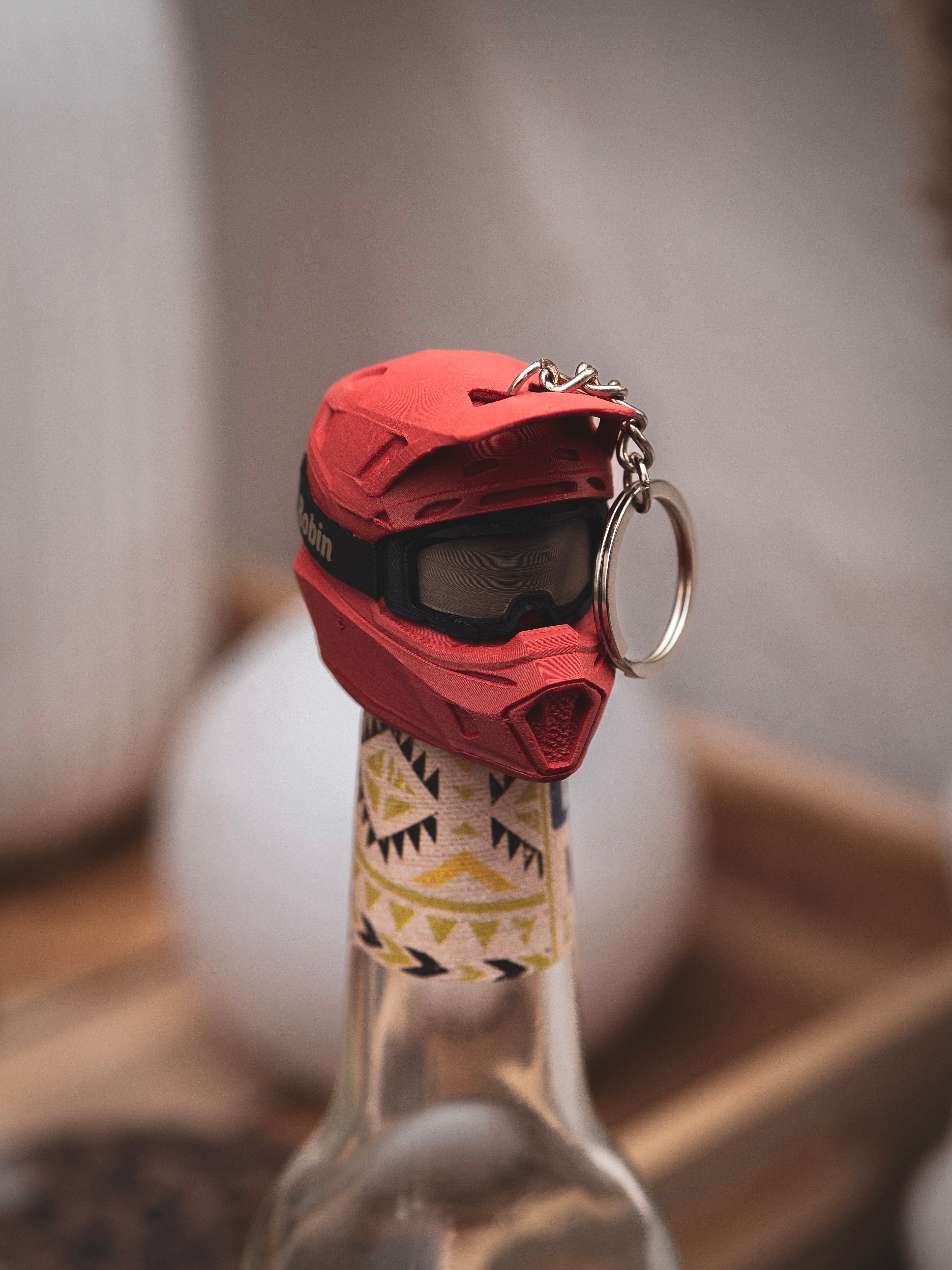 Flaschendeckel Motorradhelm für Bier, Limo & kl. Sektflaschen mit schwarzer Brille | Helm in verschiedenen Farben & personalisierbar | mit Schlüsselring