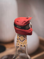 Flaschendeckel Motorradhelm für Bier, Limo & kl. Sektflaschen mit schwarzer Brille | Helm in verschiedenen Farben & personalisierbar | mit Schlüsselring
