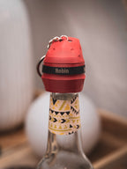 Flaschendeckel Motorradhelm für Bier, Limo & kl. Sektflaschen mit schwarzer Brille | Helm in verschiedenen Farben & personalisierbar | mit Schlüsselring