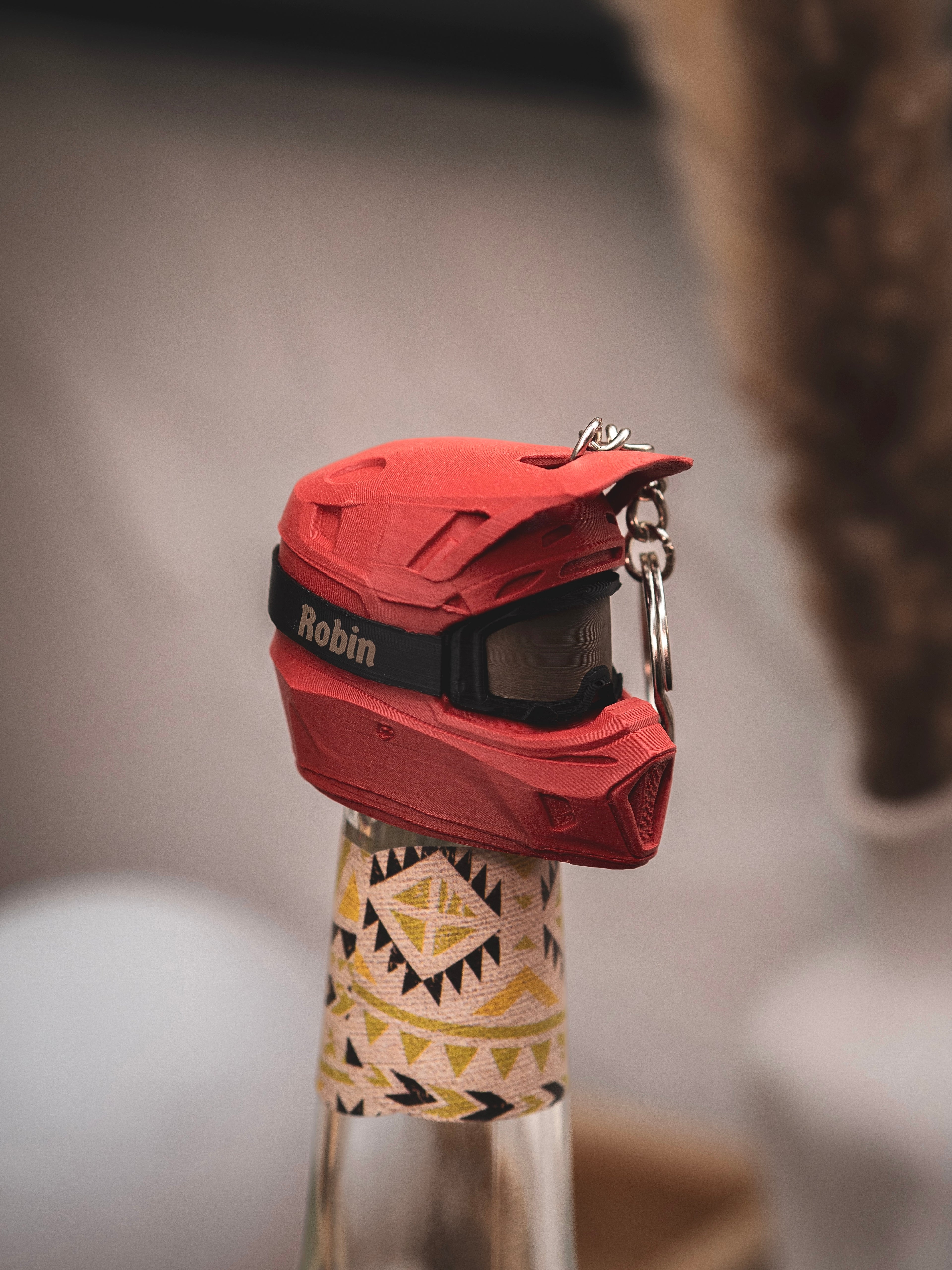 Flaschendeckel Motorradhelm für Bier, Limo & kl. Sektflaschen mit schwarzer Brille | Helm in verschiedenen Farben & personalisierbar | mit Schlüsselring