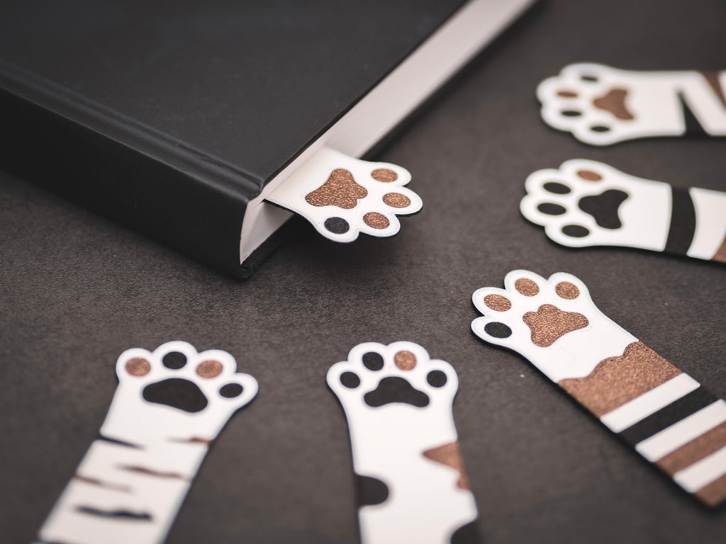 Lesezeichen Katzenpfote Glückskatze